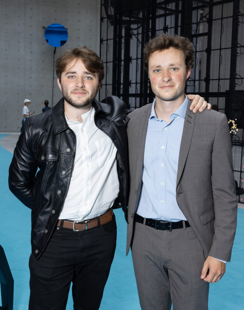 Charles et son frère Louis Rogers-Pinault, petits-fils de Maryvonne et François Pinault à la Bourse de commerce de Paris en juillet 2022.